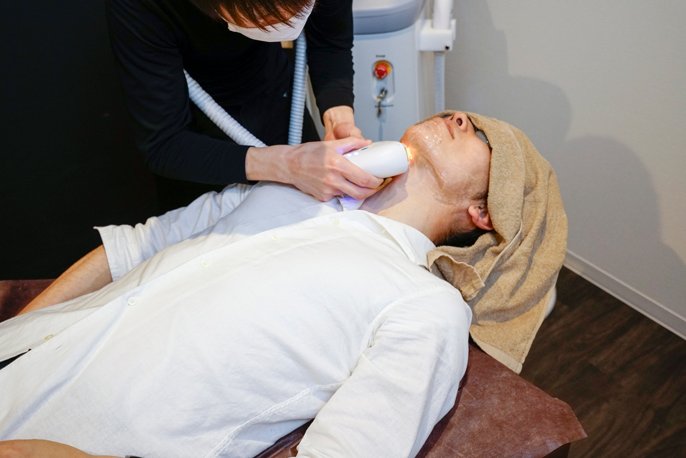 男性が医療脱毛を受けてるイメージの写真