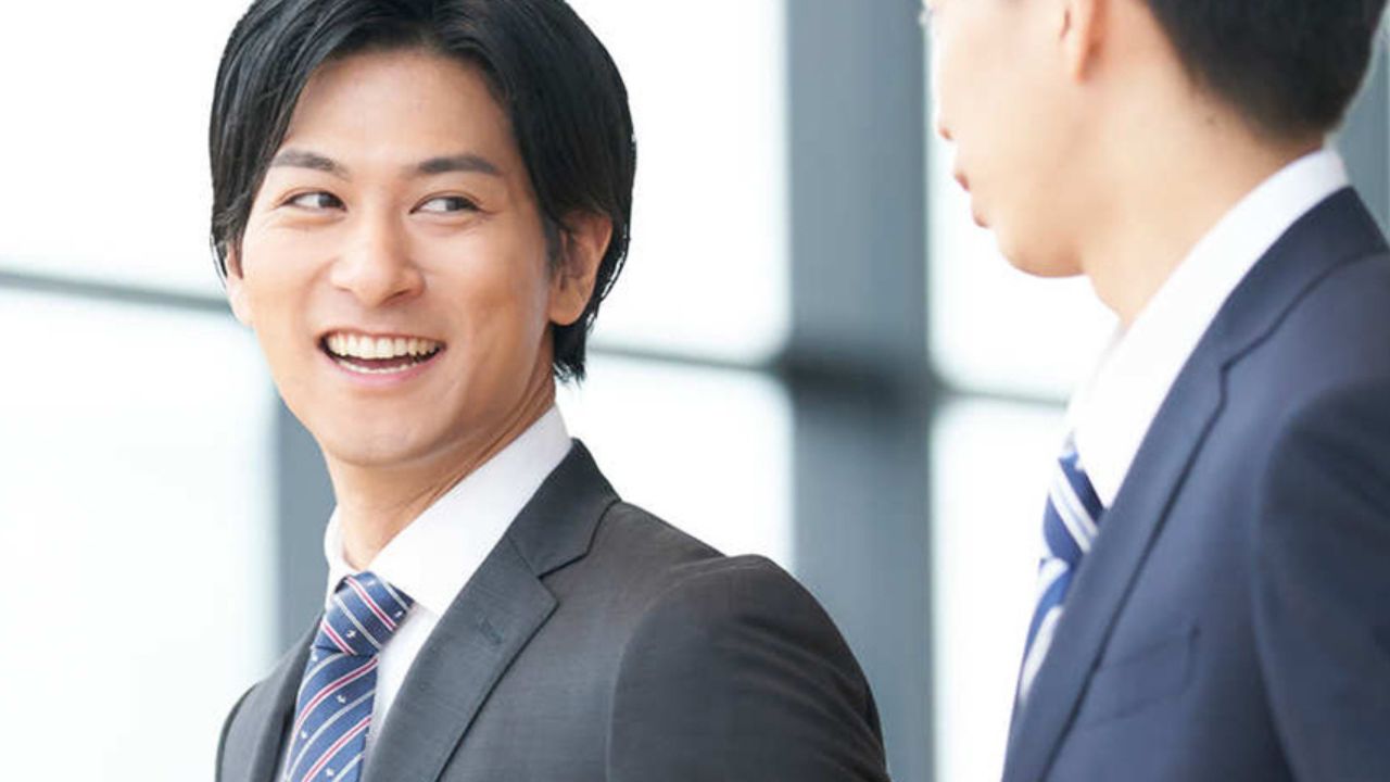 スーツを着た男性二人の写真