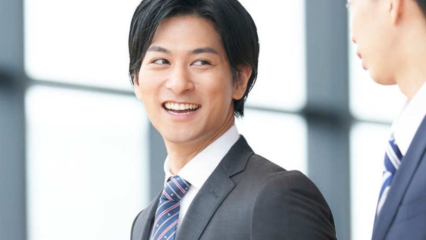 スーツを着た男性二人の写真