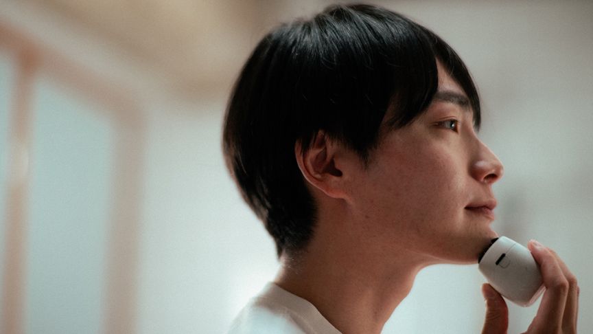 髭を剃る男性の写真