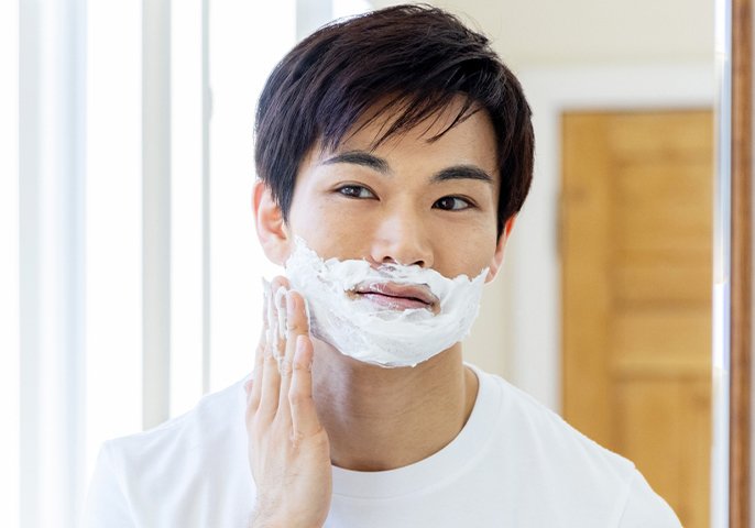 シェービング剤を塗る男性のイメージの写真