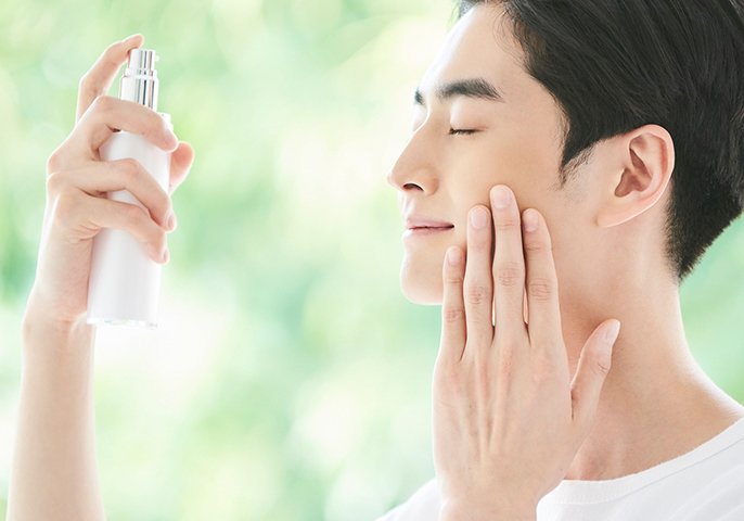 保湿をしている男性のイメージの写真