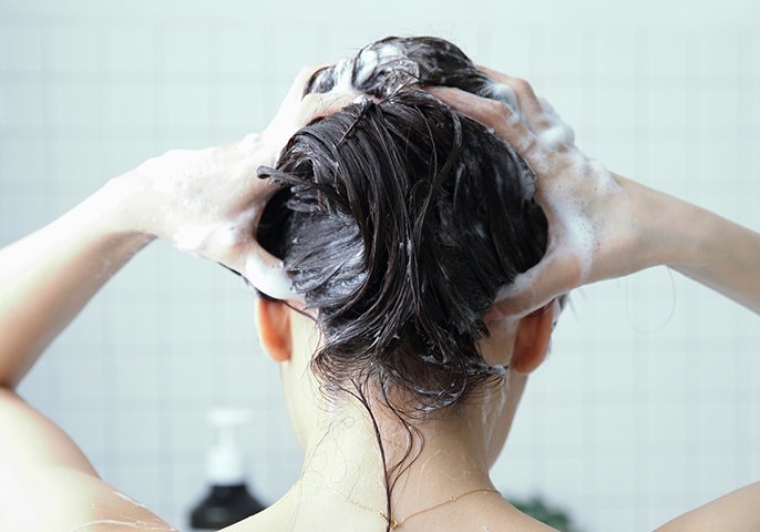 写真：髪を洗う女性
