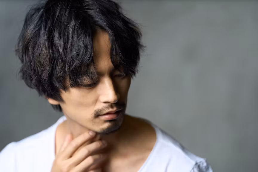 ヒゲが生えている男性