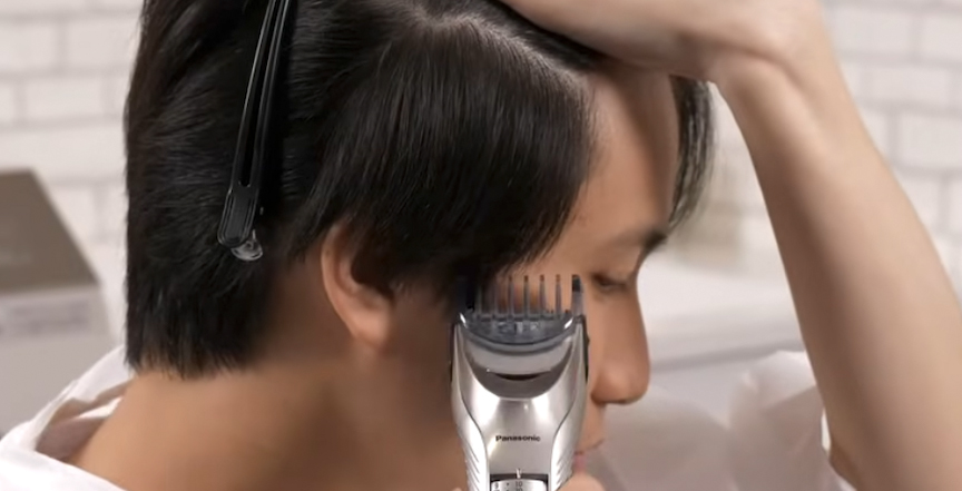 写真：ヘアーカッターでもみあげを整える様子