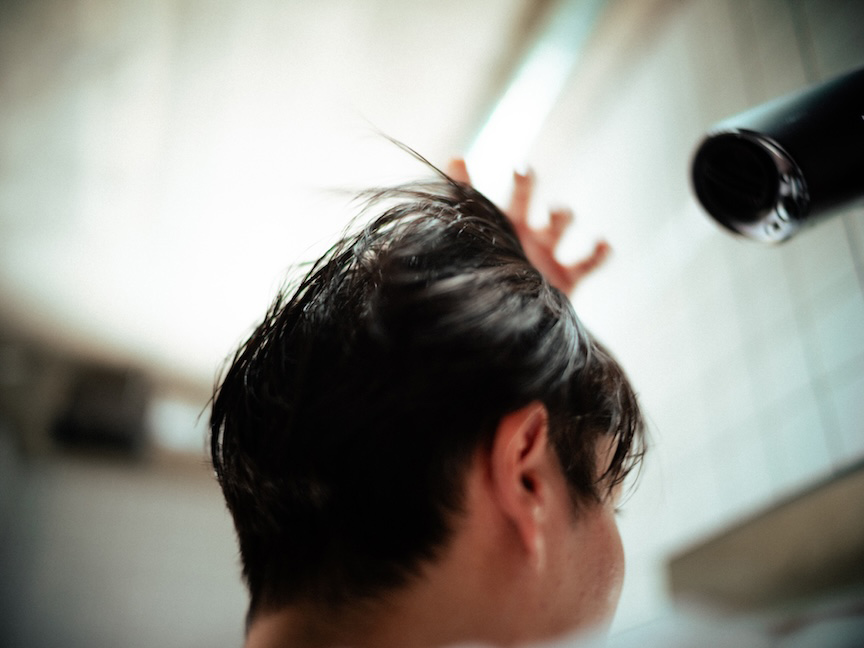 写真：髪を乾かす様子