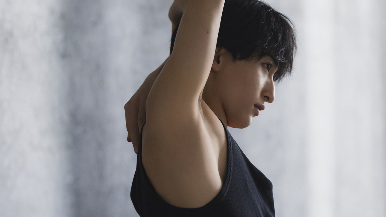 腕を伸ばしてストレッチしている男性の写真