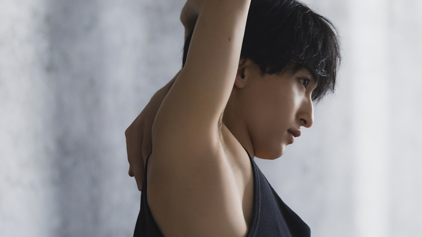 腕を伸ばしてストレッチしている男性の写真