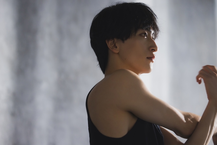 ストレッチをしている男性の写真