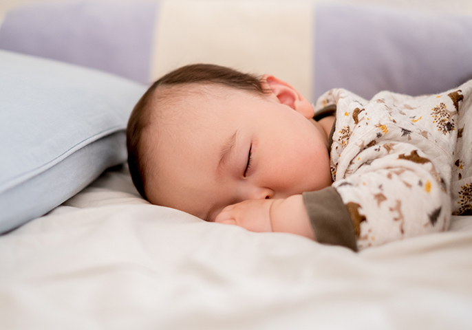 眠っている赤ちゃんの写真