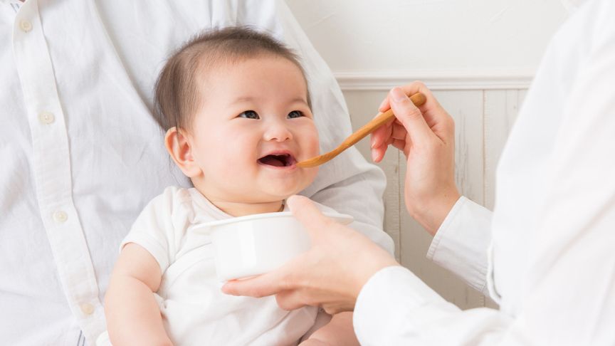 赤ちゃんに離乳食を上げている様子の写真