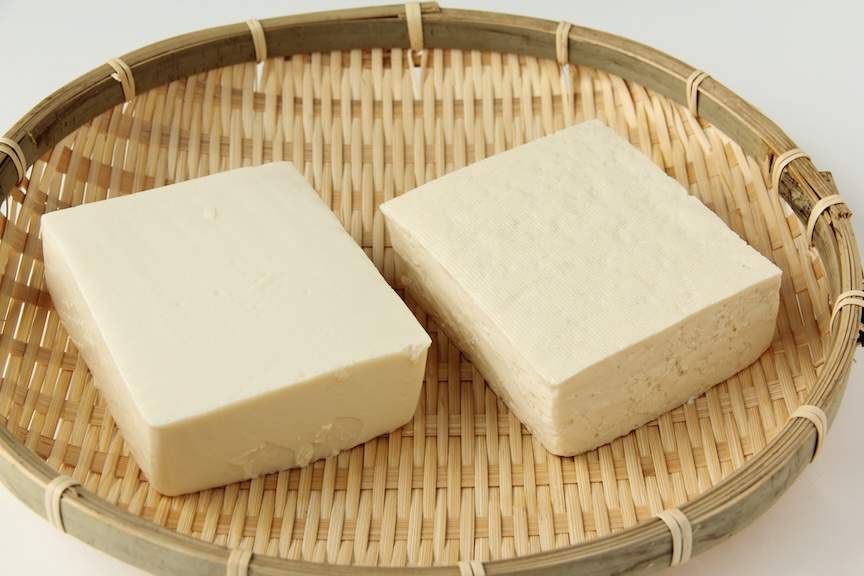 写真：絹ごし豆腐と木綿豆腐