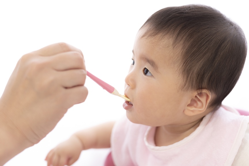写真：赤ちゃんに離乳食を食べさせているイメージ