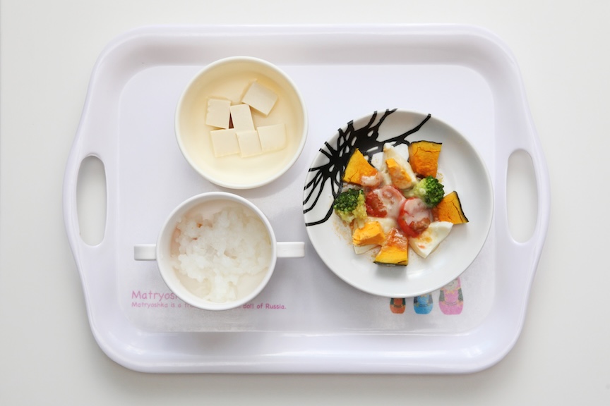 写真：トレーに載った離乳食