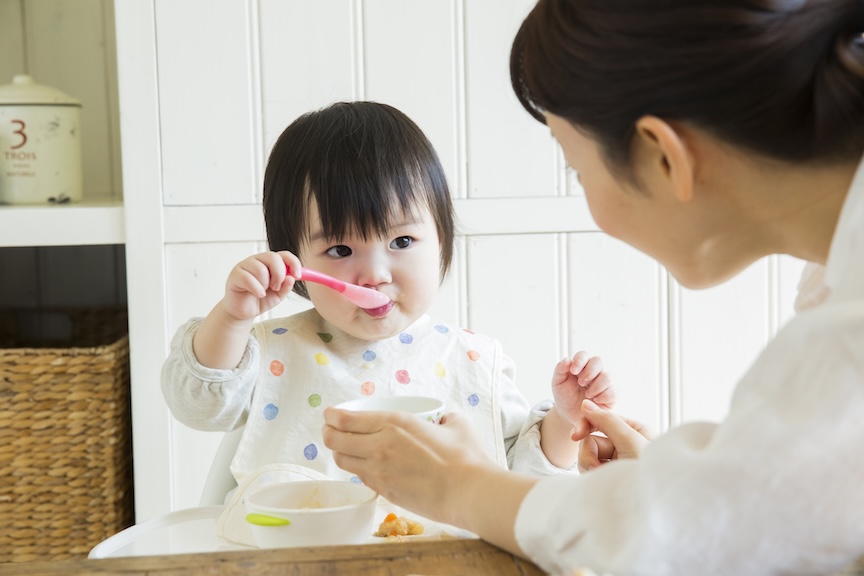 写真：赤ちゃんに離乳食を食べさせているイメージ