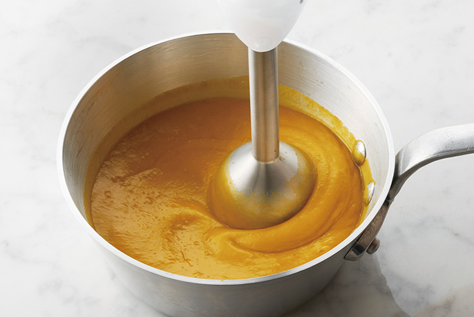 画像：加熱後の鍋の中でブレンダーアタッチメントを使用するイメージ