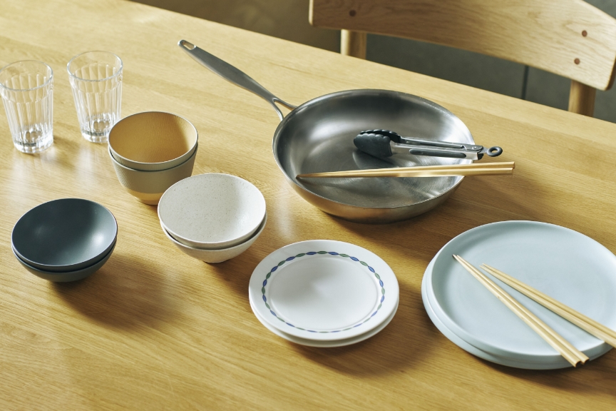 フォトギャラリー：食器洗い乾燥機02　2人分の食器12点（茶碗2点・汁椀2点・中鉢2点・コップ2点・中皿2点・大皿2点・カトラリー類）とフライパンなどの調理器具を同時に洗える