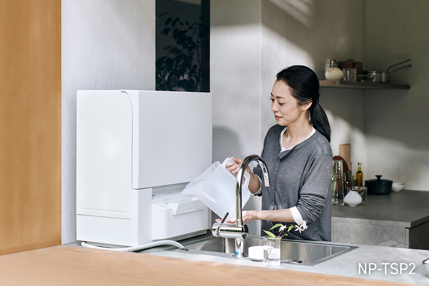 フォトギャラリー：食器洗い乾燥機07 NP-TSP2 設置イメージ タンク式なので給水して使用