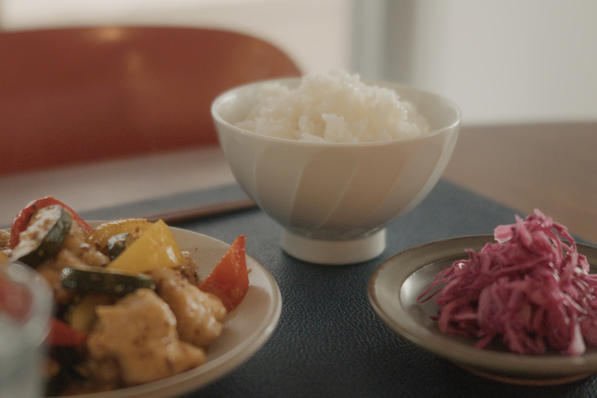 フォトギャラリー：炊飯器05　炊き立てご飯とおかずの食卓イメージ