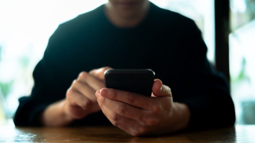 スマートフォンを操作している男性の写真