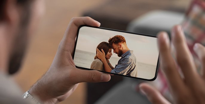 スマホを使用してる手元のイメージの写真
