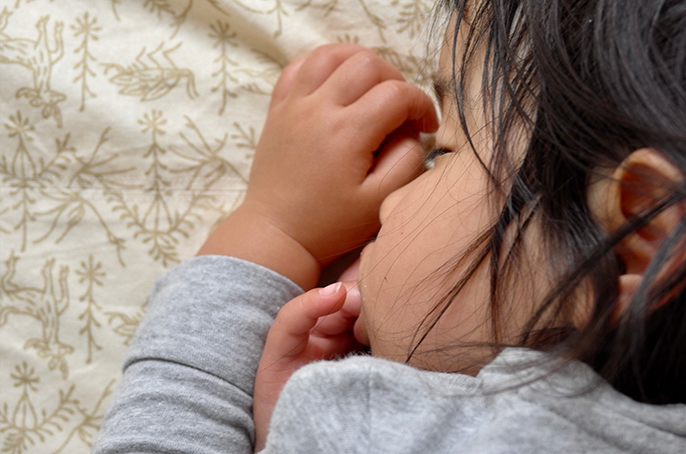 子どもが寝ている様子の写真