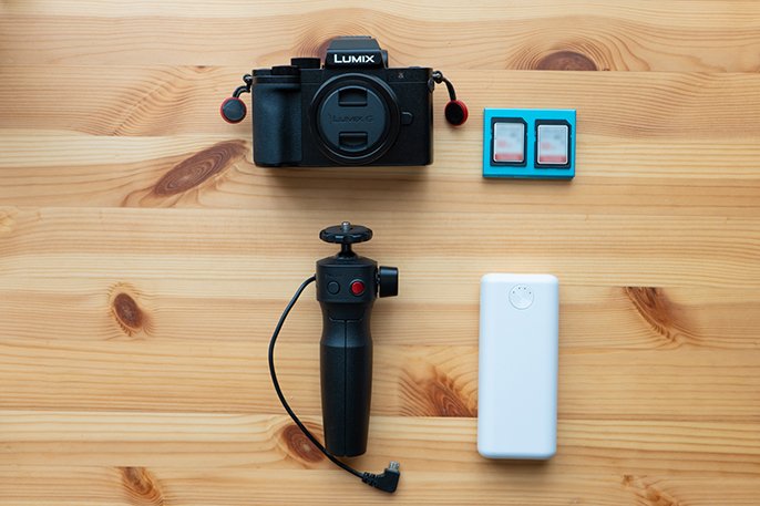写真：カメラ、カメラ用モバイルバッテリー、ミニ三脚、SDカード