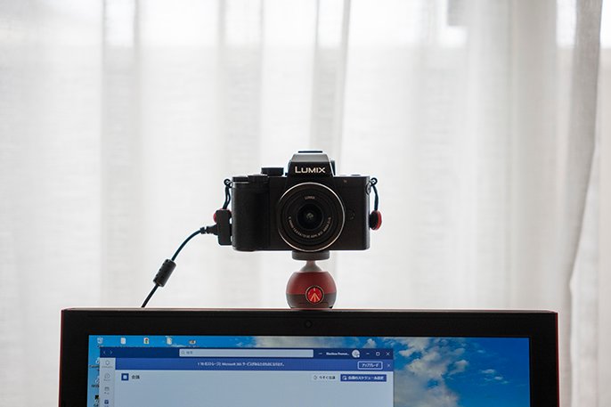 写真：ノートパソコンの上に設置されたカメラのイメージ