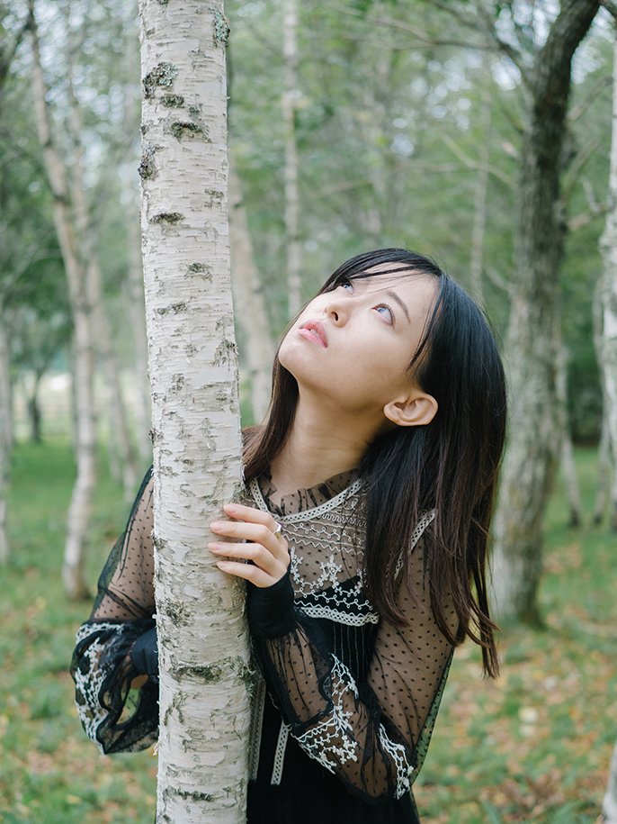 写真：木にすがりつく女性