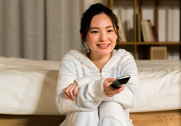 写真：女性がテレビを見ているイメージ