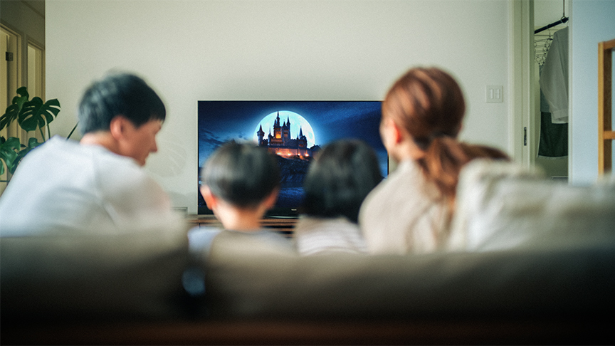 家族でテレビを見ているイメージの写真