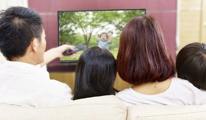 写真：家族でテレビを見ているイメージ