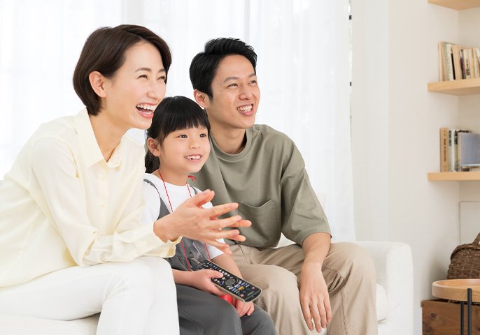 テレビを見る家族の写真