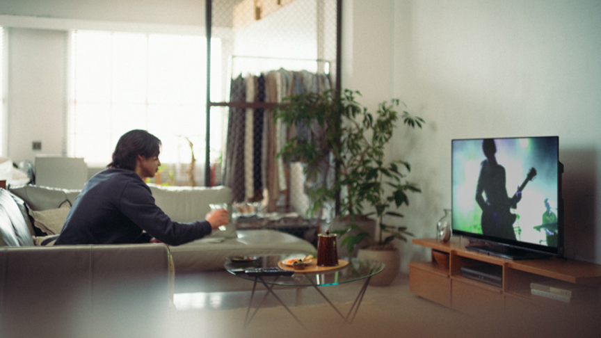 テレビを見る男性