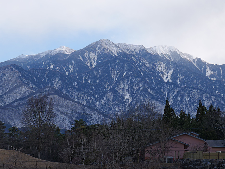 雪山と家のある風景の写真