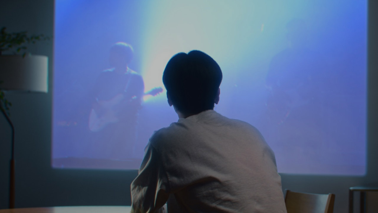 スクリーンを見ている男性の写真