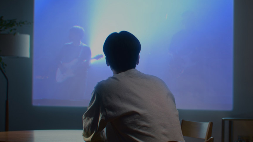 スクリーンを見ている男性の写真