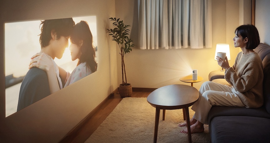 映像を見ながらくつろいでいる女性の写真