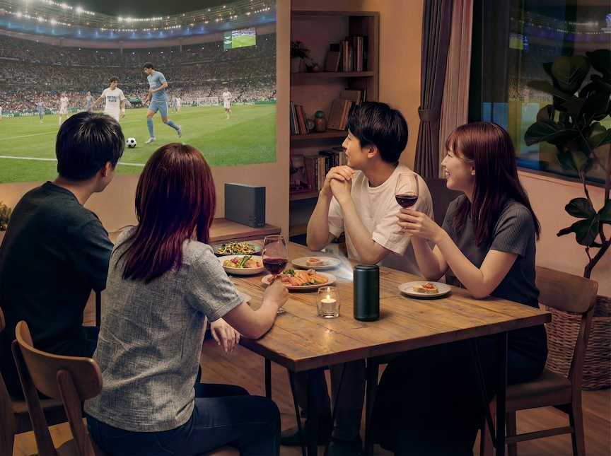 プロジェクターでスポーツを見ている人たちの写真