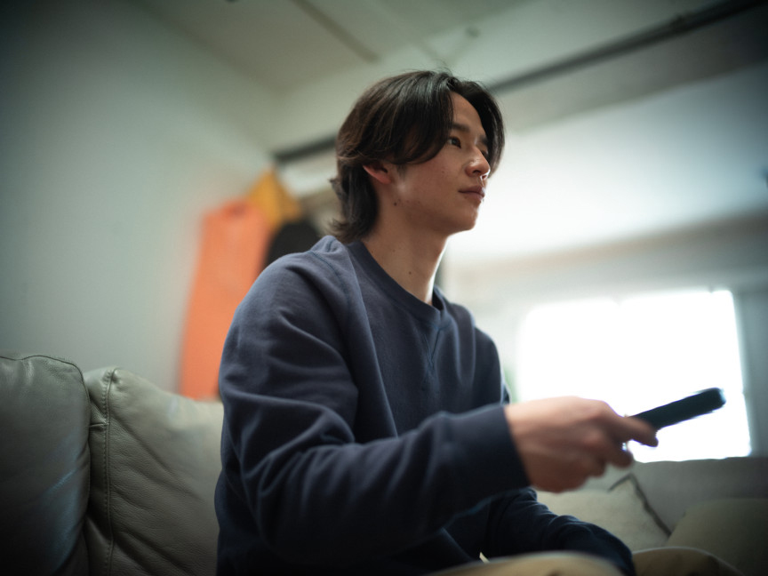 テレビを見ている男性のイメージ