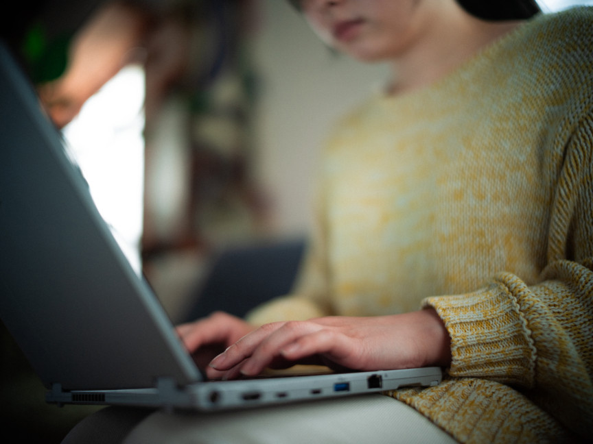 パソコンを操作しているイメージ