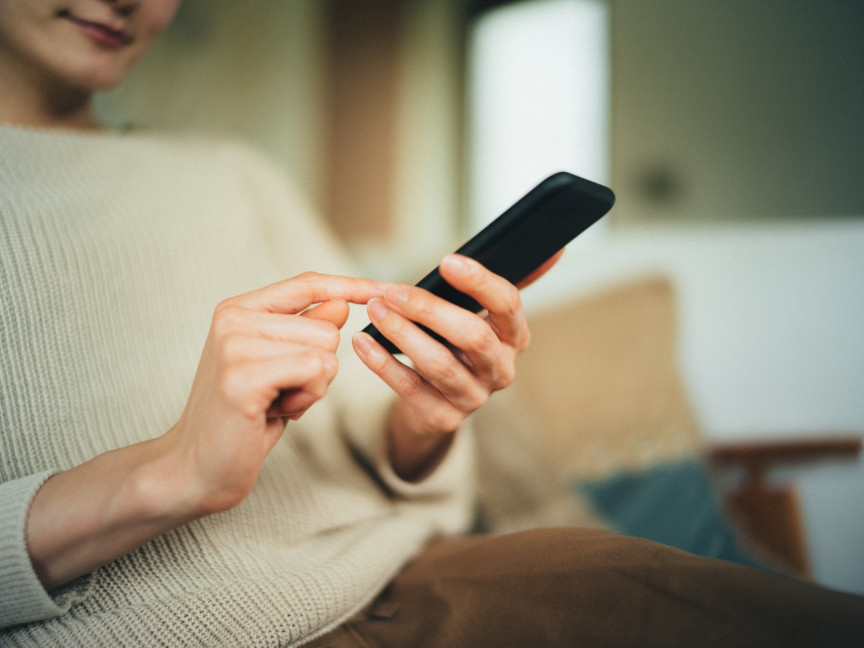 スマホを操作するイメージ