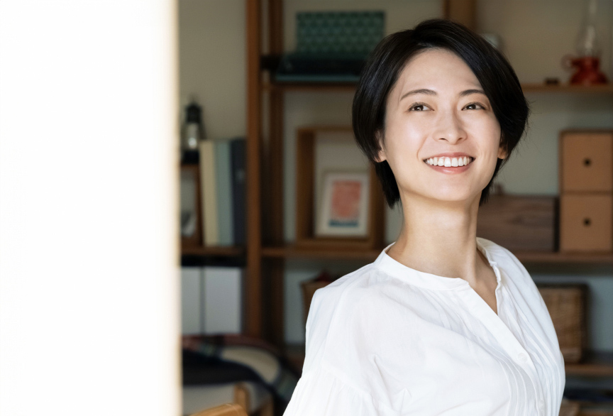 写真：笑顔の女性