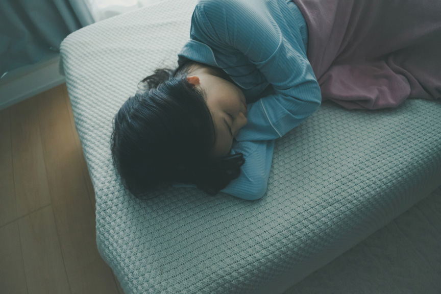 写真：女性が横になっているイメージ