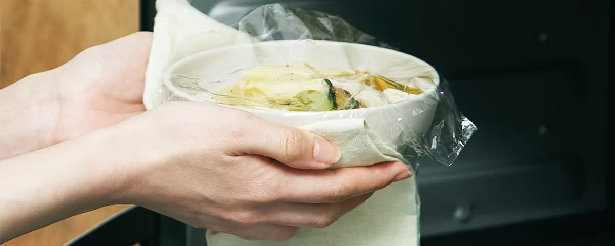 お皿にラップをかけてあたためる様子