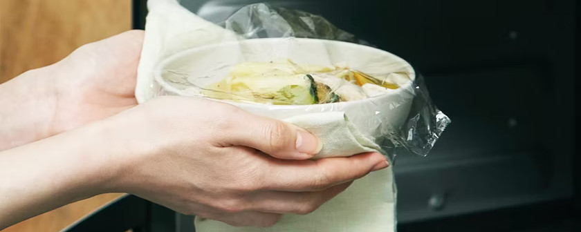 お皿にラップをかけてあたためる様子