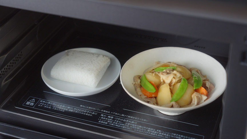 写真:ビストロで冷凍ごはんと冷蔵おかずを同時にあたためる