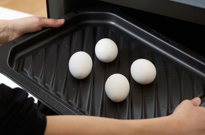 写真:ビストロに殻のままの生卵を入れて、スチームコントロール機能で自動調理