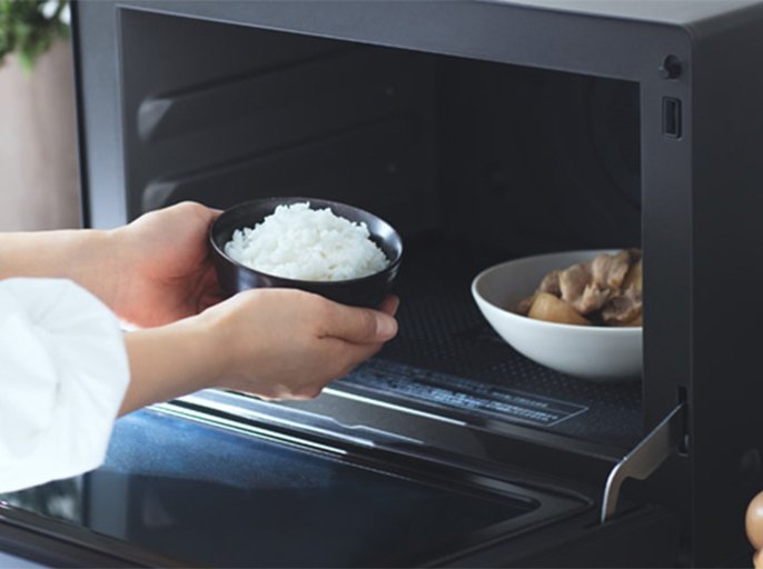 食べ物をレンジえ温めようとしているイメージの写真