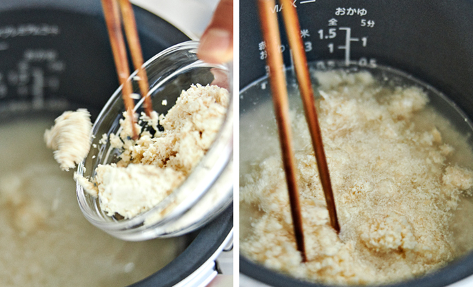 写真：おからごはんを作るイメージ 炊飯前のお米とおからを混ぜる様子